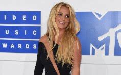 britney spears tits|Britney Spears Frolics Topless on the Beach in New Video:。